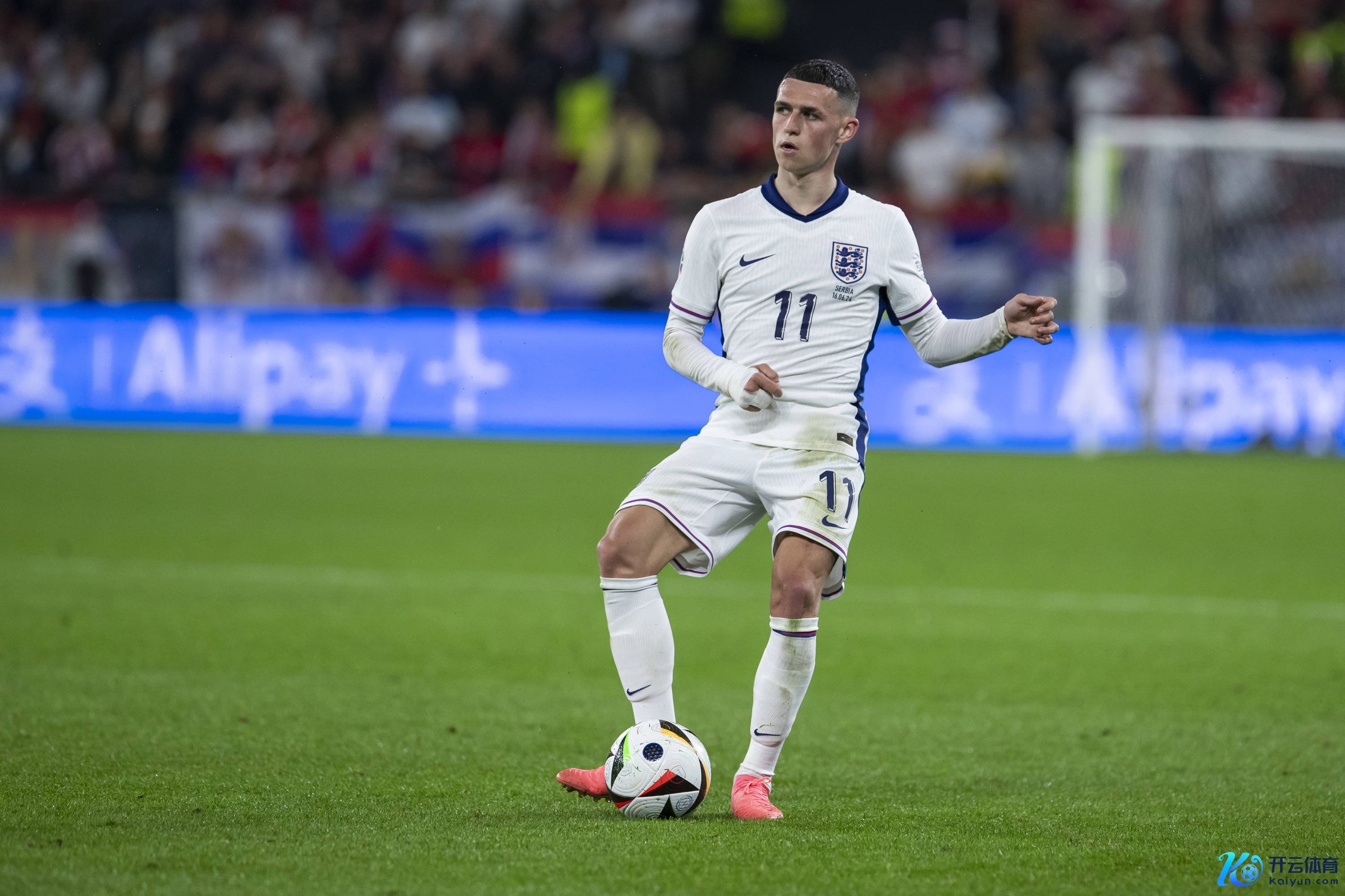 加斯科因：福登是现在英格兰最佳的球员体育录像/图片，曾向他提取签名球衣